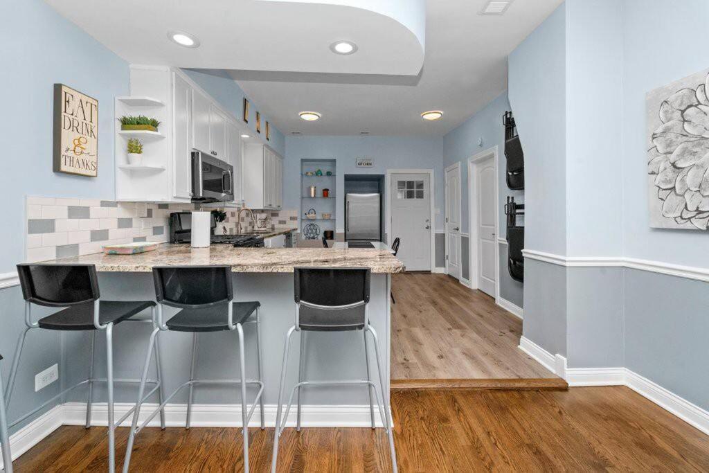Cozy, Top-Floor 3Br Loft With Balcony In West Town シカゴ エクステリア 写真